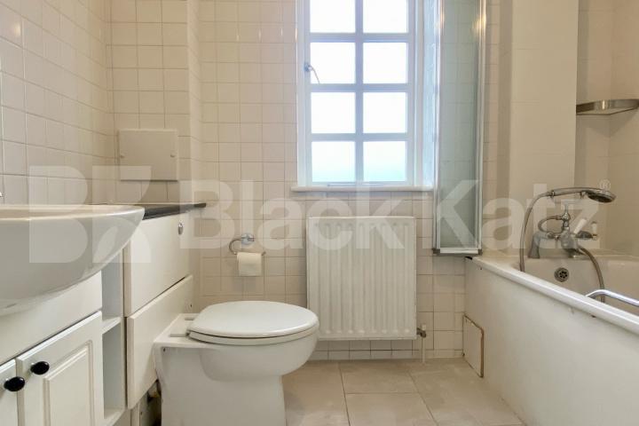 Bright and airy penthouse apartment near London Bridge Station Lion Court, Shand Street, London Bridge